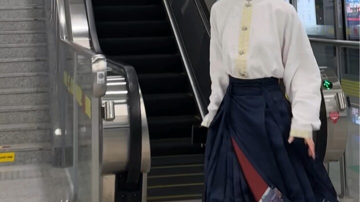 Yang bikin orang menoleh bukan aku, tapi rok mian yang telah diwariskan selama ratusan tahun!