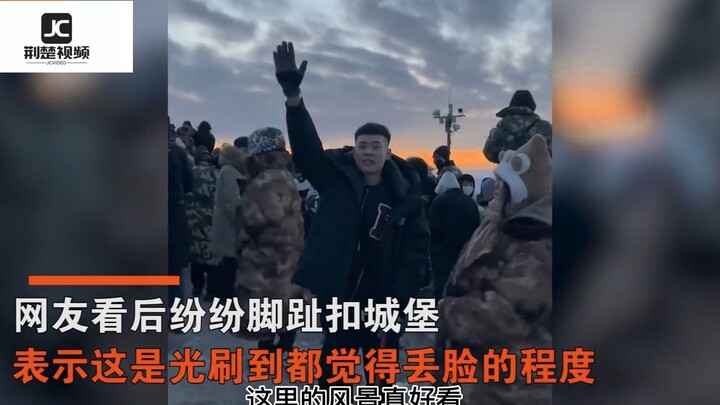 Người xã giao điên rồ nhất mạng! Chàng trai trèo lên Thái Sơn hét rap ầm ĩ, còn yêu cầu du khách giơ