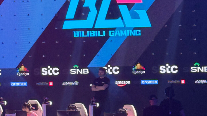 I’m at the EWC venue, everyone! Go BLG!!!