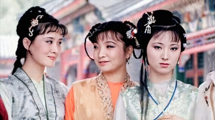 Nếu không phải là Tiểu Thúy đang ôm một lọ thủy tinh, tôi còn chẳng nhận ra đây không phải đang quay