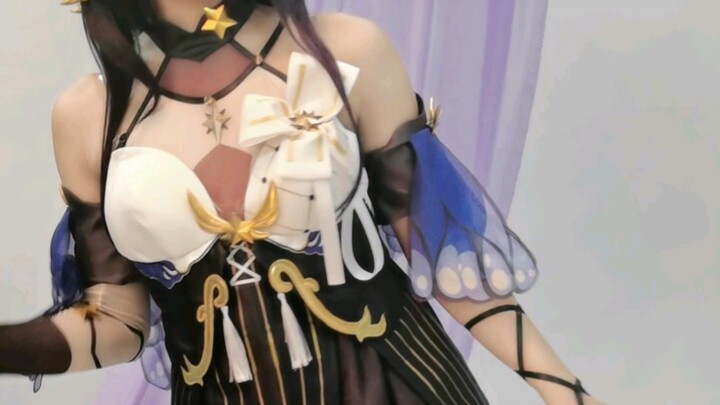 [Chushou Cat] Why does Seele have red eyes and blue hair in this outfit?