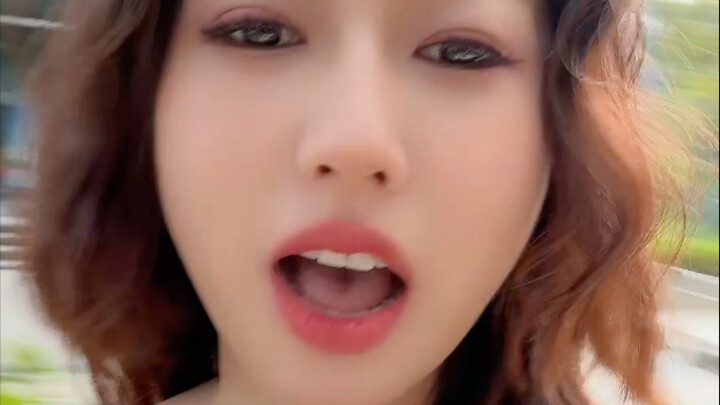 Siapa yang mengambil sepatu hak tinggiku dan kaus kakiku bau?