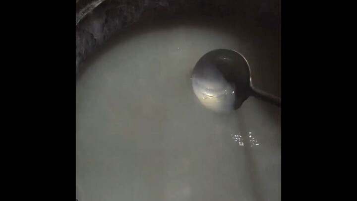 这就是白磷，很可怕，需要放在水里才行