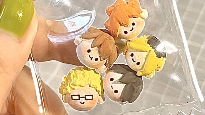Use chalk to make a bag of small volleyballs~