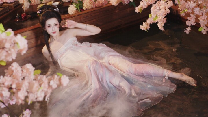 Aku bisa mencium aroma mandi selir di layar~