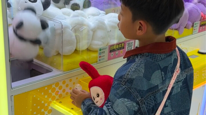 Zhuān Zhuān nails the claw machine! The two brothers have added a few more kids to their playhouse.