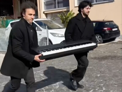 Thử trình độ chơi piano của người qua đường, tiến thẳng đến trước mặt họ
