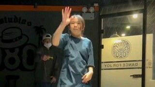 Tarian jamur kecil yang mengeluarkan getaran