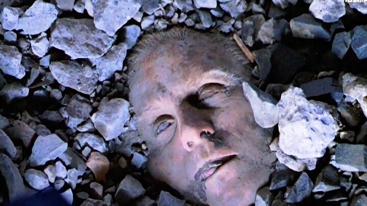 A criminal with an IQ of 200 deliberately challenges the police, leaving behind clues after every mu