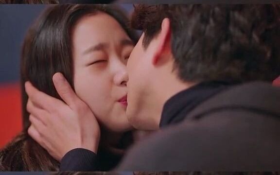 "Aku punya kencan untuk pergi keluar" "dengan siapa"" dan pamanmu" Gong Yoo x Kim Go Eun