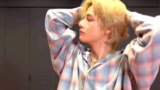 跳的真好！我好像看到VNA回来了 茵茵啊是你吗？！金泰亨与Newjeans  Hybe boy challenge 还更新了Ig动态 飞日本的机上230822