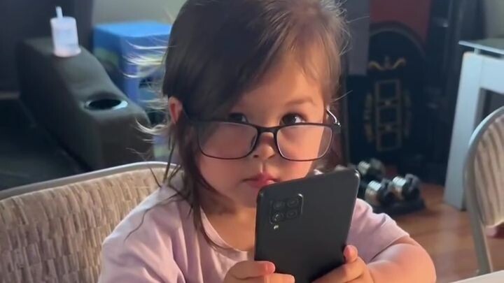 Các em bé con người bắt chước đủ thứ… kể cả bà nội nữa 😂