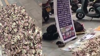 كان رجلٌ يتوسل راكعًا، وأمامه جبلٌ من النقود. قال المواطنون: هو من وضعها هناك بنفسه.