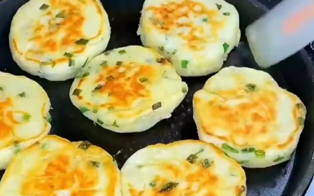 Pancake bawang hijau, apapun yang diperankan cewek ini tetap nggak pernah cukup dimakan!