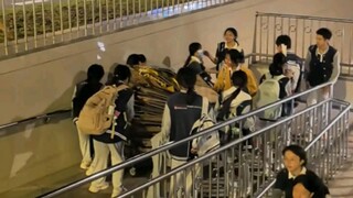Seratus tahun telah berlalu, dan para mahasiswa muda masih berdiri di samping para pekerja.