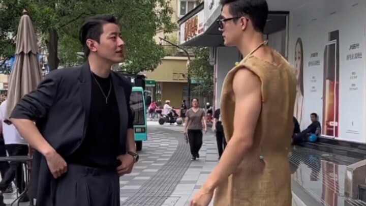 Penggemar bilang orang tampan bahkan pakai karung pun terlihat keren, jadi langsung disiapkan deh