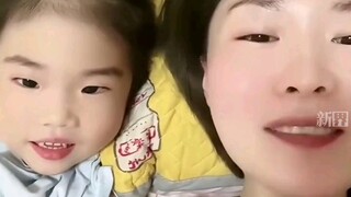 妈妈只用一句话就女儿弄哭，网友：她试图说服自己不哭，可是没有成功！