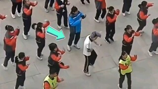 校长 : 这广播操全校就一个做对了💨