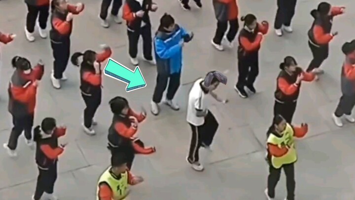 المدير: هذا هو الشخص الوحيد في المدرسة الذي قام بتمرين الراديو بشكل صحيح💨