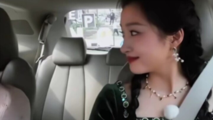 Ngữ Kỳ: Cảm ơn các bạn đã sắp xếp chúng mình ngồi chung một xe. Ai mà từ chối được lời tỏ tình thẳng