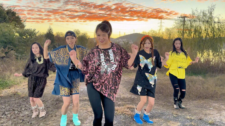 اليوم نُحيّي فرقة إف إكس.