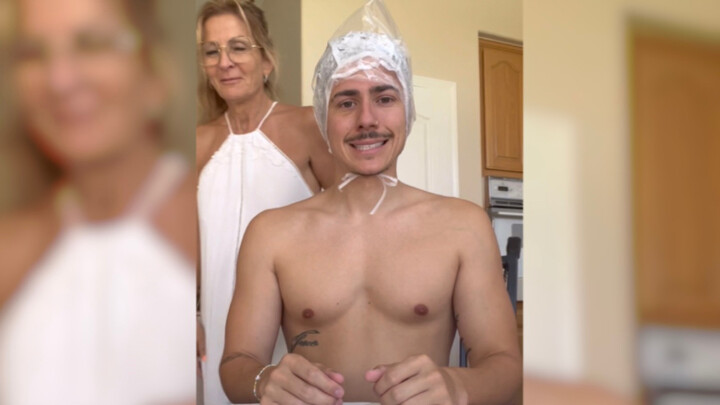 عندما تطلب من أمك أن تصنع لك خصلات ملوّنة...