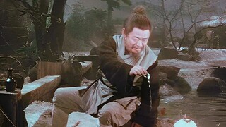 老人给水里的脏东西敬酒，却被冒出的酒杯截胡，抬头一看是位书生