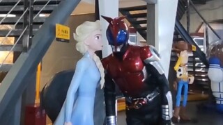 Pacar saya meminta saya untuk memakai pakaian yang paling mahal untuk pergi berbelanja dengannya