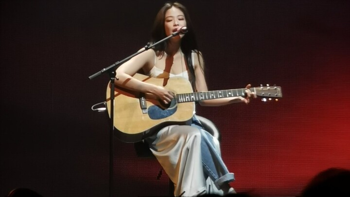 Jennie's guitar solo on 2019 BLACKPINK's private stage