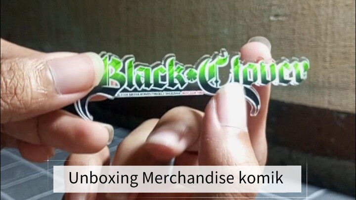 Unboxing merchandise komik