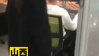 男子全神贯注观看恐怖片，女子在后面静待时机敲锅吓人，电脑：有没有在意我的感受