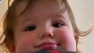 外国萌娃爸爸上厕所听到敲门  伸出手机拍到小可爱