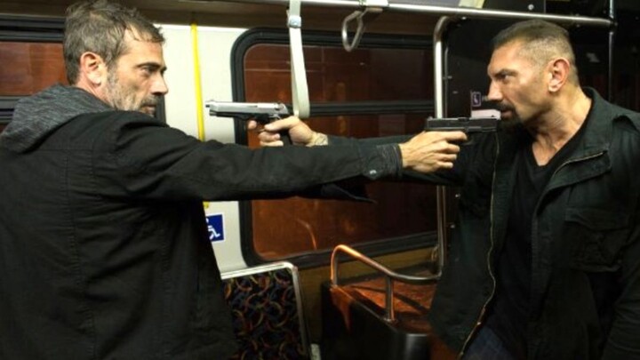 A man was trapped in a desperate situation after robbing 3 million yuan. The hostages not only did n