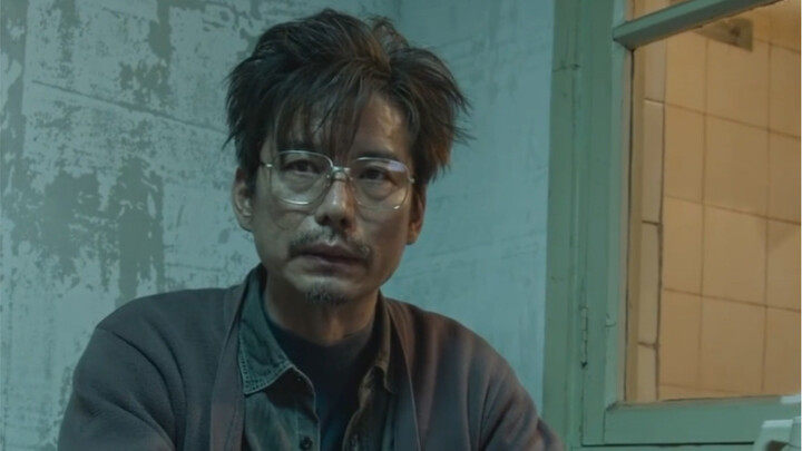 Yang kamu lihat bukan sekadar titik-titik salju biasa, melainkan cahaya sisa dari alam semesta—sebua