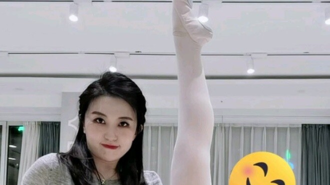 Thực hiện động tác dễ thương như ngồi trên sàn và di chuyển chân