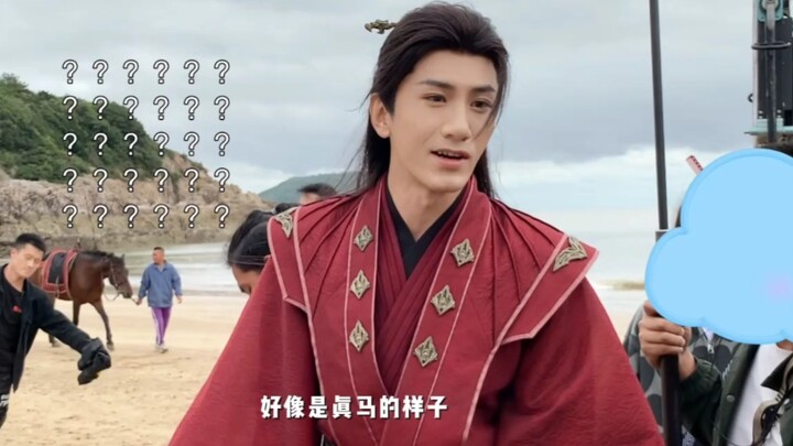 “Lotus楼” behind-the-scenes: Lord Di rides a horse in an actual outdoor shoot—of course it’s a real h