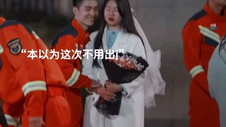 Pemadam kebakaran memiliki negara di depan mereka dan kelembutan di belakang mereka. Cinta mereka be