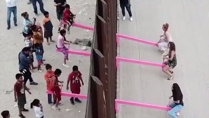 ชิงช้าสวรรค์ข้ามชาติสีชมพูที่ชายแดนสหรัฐฯ-เม็กซิโก