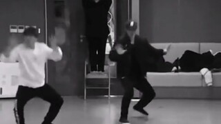 Zhang Yixing's dance is all in one shot, no special effects, just one shot, less is more, Zhang Yixi