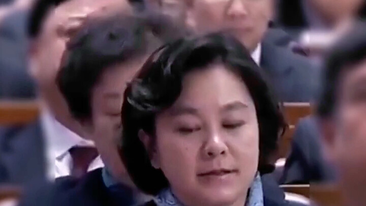 “Từ cán bộ đến Thứ trưởng, chặng đường này bà đã đi qua hơn ba mươi năm. Bà chính là tấm gương phụ n