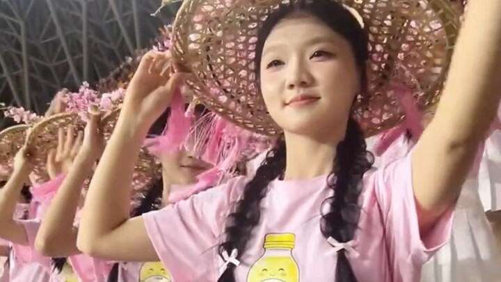 Meizhou Cheerleading Squad (Close-Up Edited Version of "Tea Mountain Love Song")