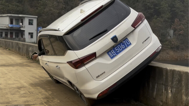 Two cars meet on a narrow road, and turns out both drivers are total pros. The blue car pulls right 