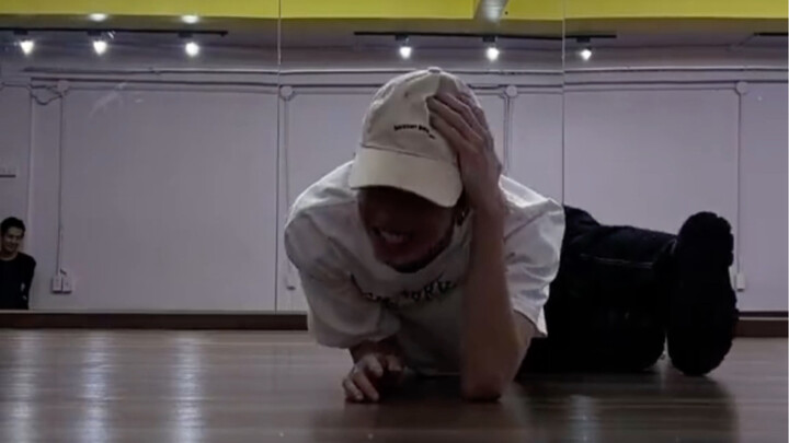 【poohpavel】ساعدوني! هل هذا رقص جاد في منتصف الليل؟ لماذا يرتمون جميعًا على الأرض هكذا؟!