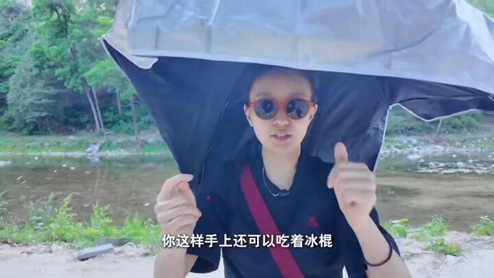 Nếu bạn nhút nhát lại sợ nắng, có thể sắm ngay chiếc ô này của cô Tiêu, hahaha [Tiêu Tuấn Diễm]