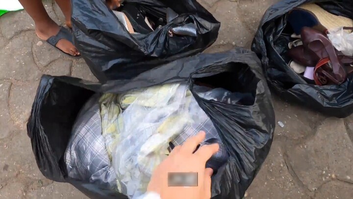 Seorang pria Tionghoa mendirikan kios pinggir jalan di Afrika dan semua barang dagangannya terjual h
