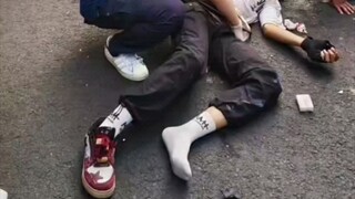 看着都疼啊……网友：看你俩下次还敢不敢！#精神小伙 #危险动作请勿模仿 #你怎么看