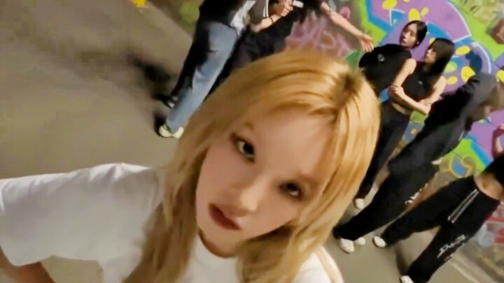 (G) I-DLE Yuqi nhảy theo bài hát "Get Into It" tại Brussels