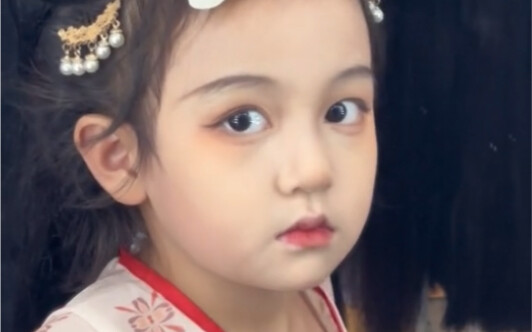 听说了吗？今夜丞相府的嫡长子要带着嫡小姐来这热闹的长安街