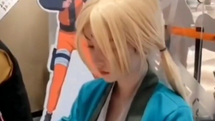 Tôi đã gặp một cô gái Tsunade đến ăn mì trước đây.