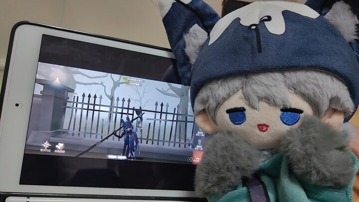 Tiểu Thủ Dạ: Đợi xem anh ấy đang làm gì đây